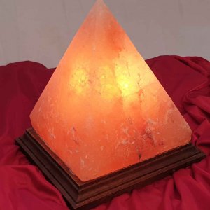 מנורת מלח בצורת פירמידה